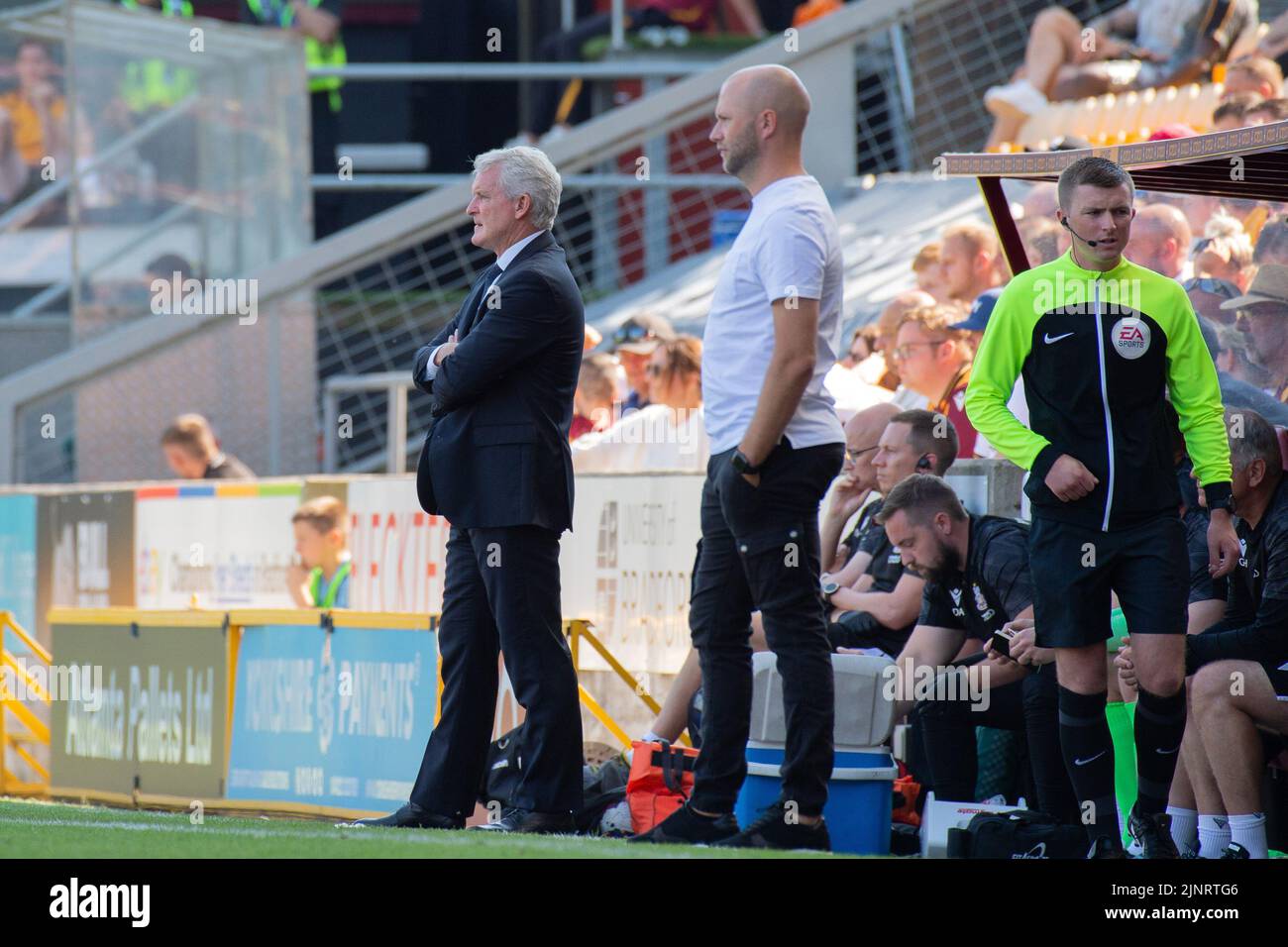 Bradford, Regno Unito. 13th ago, 2022. Mark Hughes, direttore di Bradford City (l) e. James Rowberry, il gestore della contea di Newport guarda sopra. Incontro EFL Skybet Football League Two, Bradford City contro Newport County presso l'Università di Bradford Stadium di Bradford, Yorkshire, sabato 13th agosto 2022. Questa immagine può essere utilizzata solo per scopi editoriali. Solo per uso editoriale, licenza richiesta per uso commerciale. Nessun utilizzo in scommesse, giochi o un singolo club / campionato / giocatore pubblicazioni.pic by Credit: Andrew Orchard sport fotografia / Alamy Live News Foto Stock