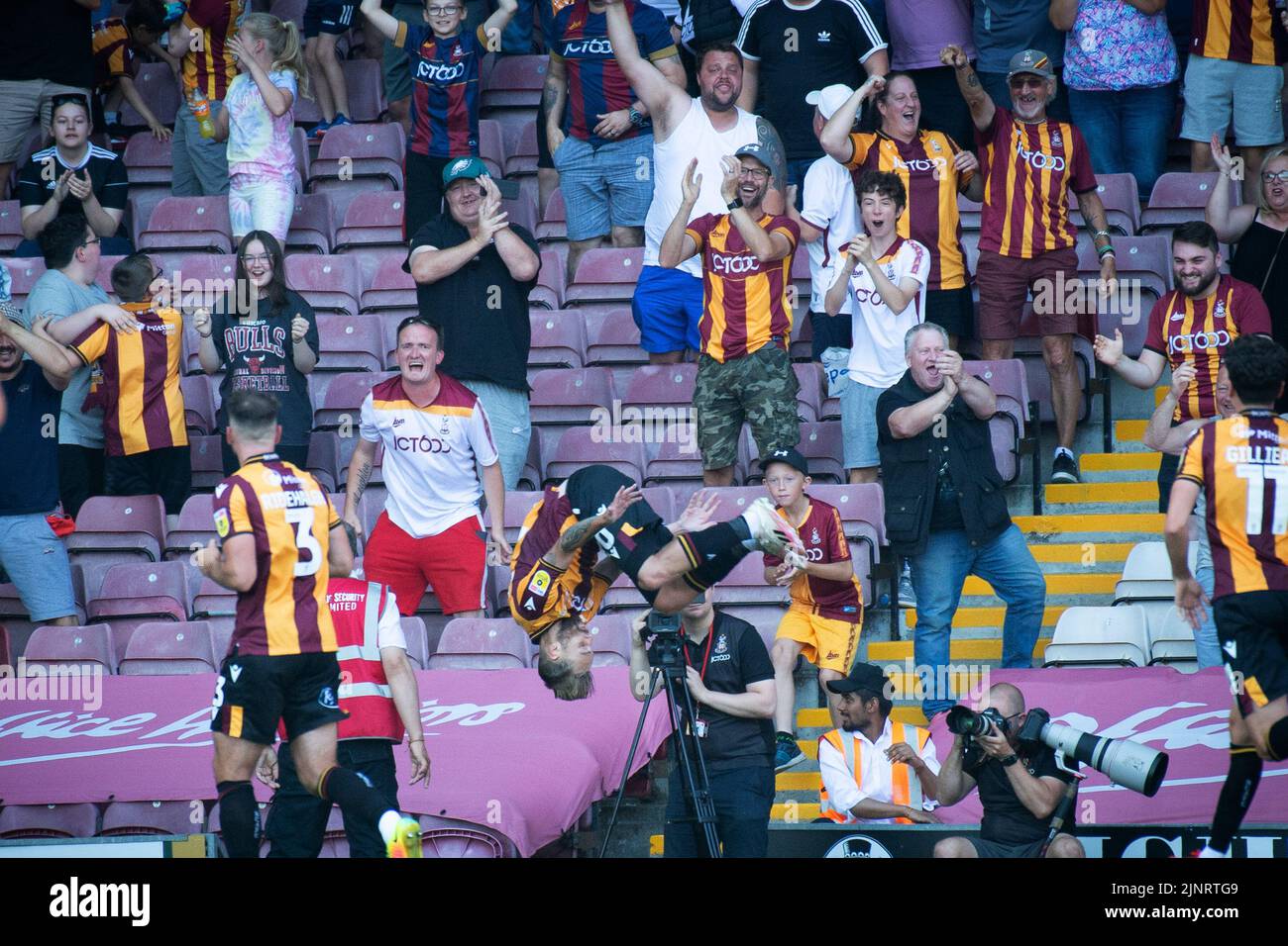 Bradford, Regno Unito. 13th ago, 2022. Harry Chapman di Bradford City (c) festeggia dopo che ha ottenuto i suoi 2nd goal della squadra. Incontro EFL Skybet Football League Two, Bradford City contro Newport County presso l'Università di Bradford Stadium di Bradford, Yorkshire, sabato 13th agosto 2022. Questa immagine può essere utilizzata solo per scopi editoriali. Solo per uso editoriale, licenza richiesta per uso commerciale. Nessun utilizzo in scommesse, giochi o un singolo club / campionato / giocatore pubblicazioni.pic by Credit: Andrew Orchard sport fotografia / Alamy Live News Foto Stock