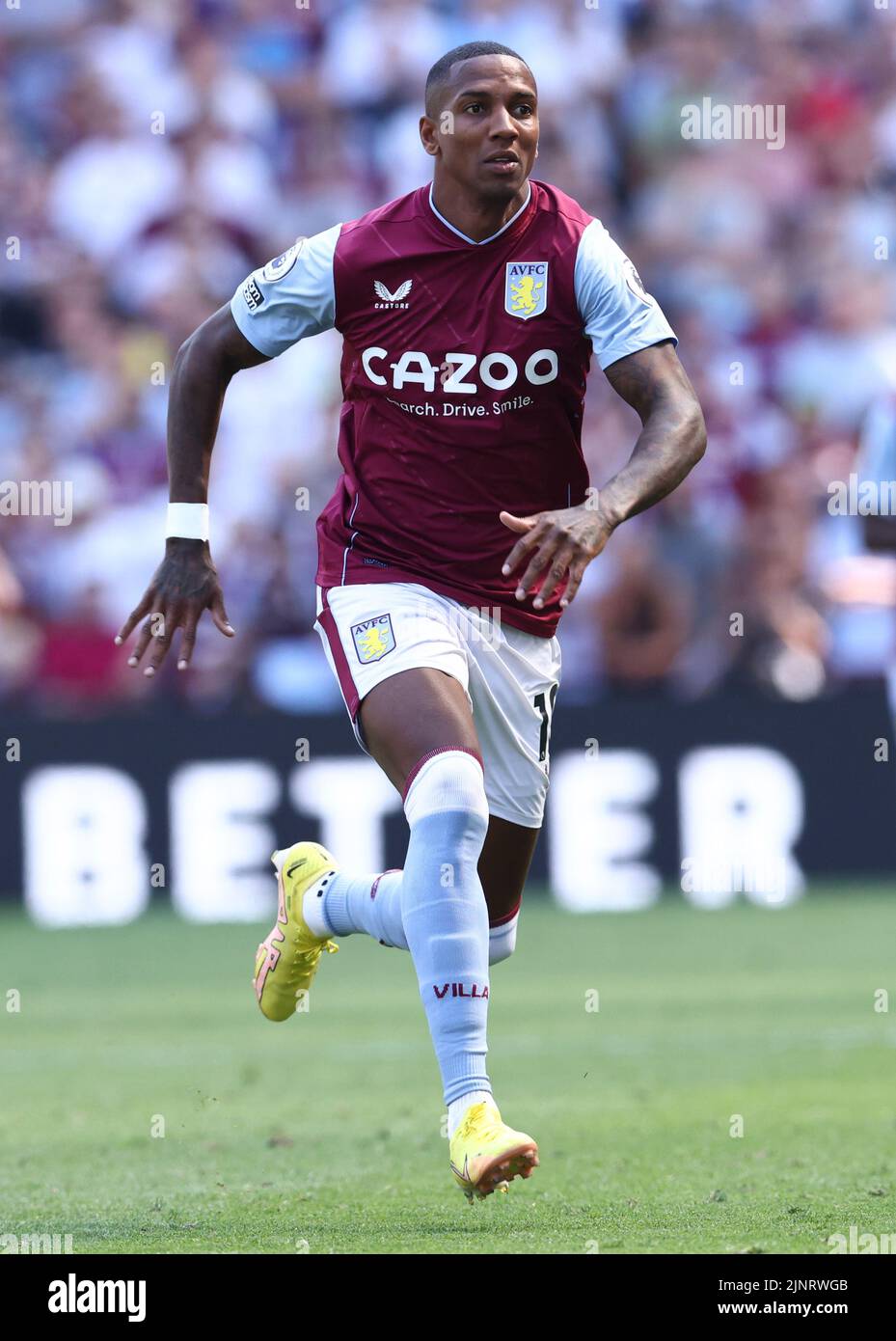 Birmingham, Inghilterra, 13th agosto 2022. Ashley Young of Aston Villa durante la partita della Premier League al Villa Park, Birmingham. L'immagine di credito dovrebbe essere: Darren Staples / Sportimage Foto Stock