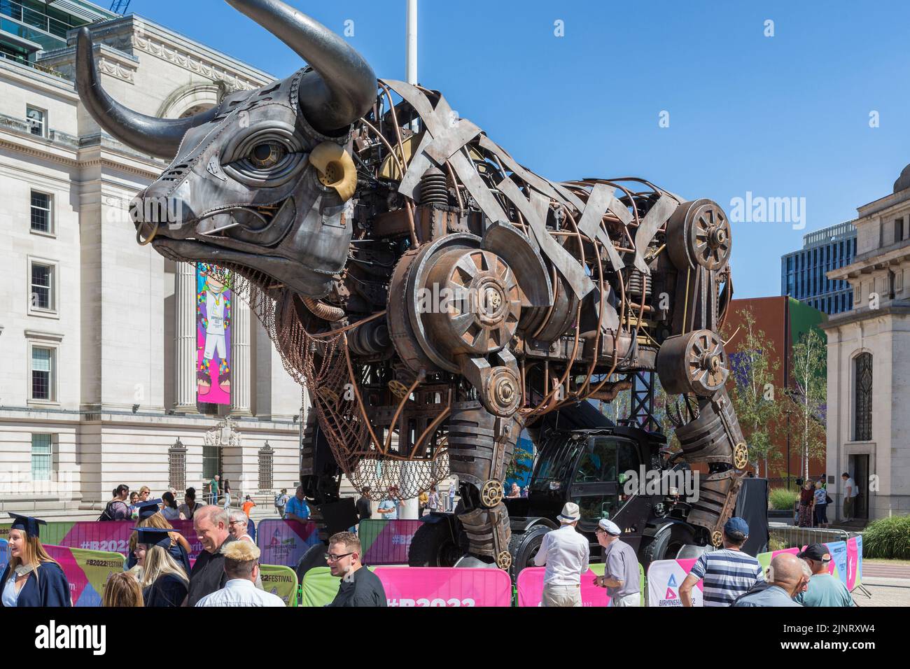 Il toro infuriato alto 10 metri dalla cerimonia di apertura dei Giochi del Commonwealth del 2022 circondato dalla gente del posto e dai turisti in Centenary Square, Birmingham, Foto Stock