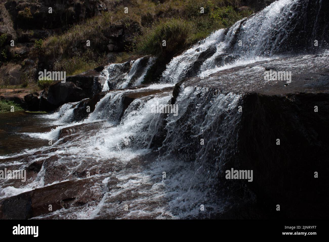 cascata in kodanadu tamilnadu. L'acqua cade nella cascata nascosta in kodanadu Foto Stock