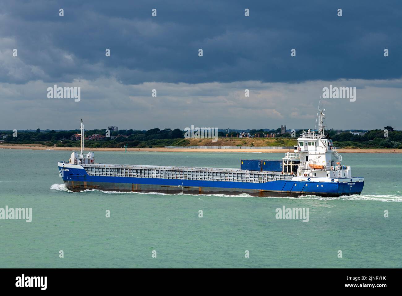 La nave da carico generale o container di ss Musketier che si trova nel solent vicino al porto di southampton uk, nave da carico generale Musketier. Foto Stock