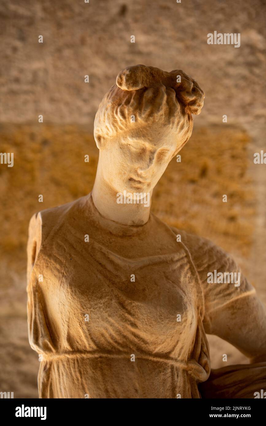 scopture greca classica in un museo nella città greca cretese di rethymno, scultura greca classica di una donna fatta di pietra, busto greco antico Foto Stock