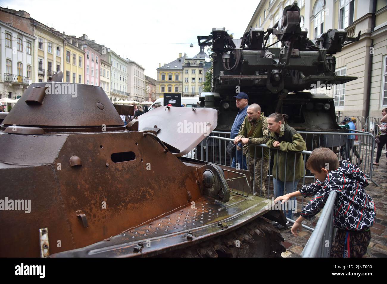 La gente guarda il complesso missilistico anti-carro armato russo Sturm ad una mostra di attrezzature russe distrutte a Lviv. Organizzata dal governo ucraino, questa mostra sarà nel centro di Lviv fino alla fine dell'estate. Poi sarà trasferito nei paesi del Nord America. L'idea è quella di esporre i crimini che gli occupanti russi hanno commesso sul territorio ucraino. Foto Stock