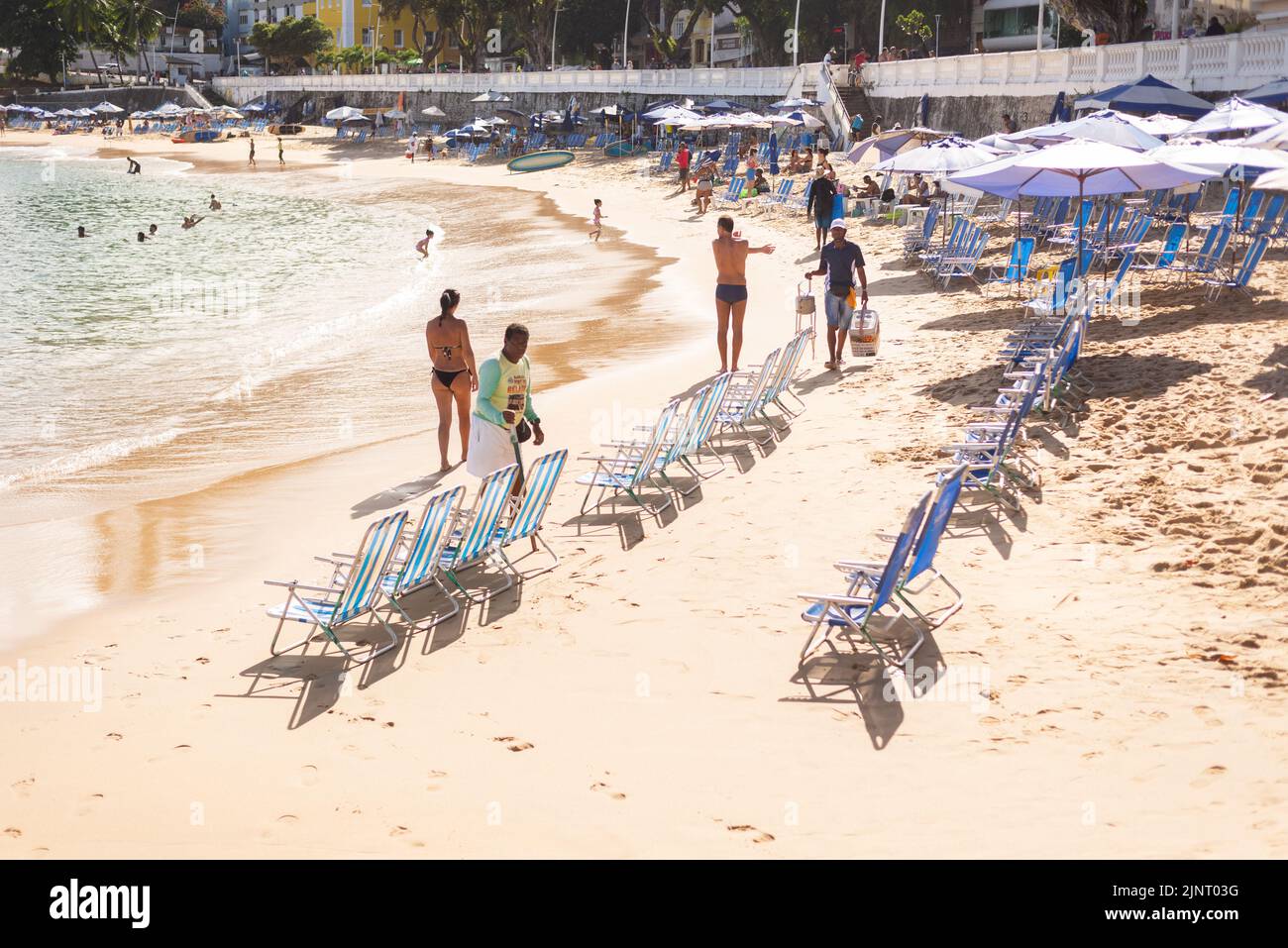 Salvador, Bahia, Brasile - 04 giugno 2022: Persone che si divertono sulla spiaggia a Porto da barra in Salvador, Bahia Stato, Brasile. Foto Stock