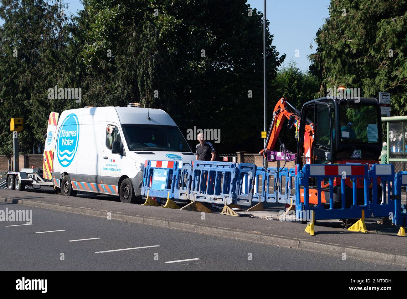 Slough, Berkshire, Regno Unito. 13th agosto, 2022. Thames Water stava facendo riparazioni di tubi sulla Farnham Road a Slough oggi. Ieri è stata dichiarata una siccità nel sud-est dell'Inghilterra nelle zone alimentate dalla compagnia idrica Thames Water. Entro venerdì della prossima settimana dovrebbe essere in vigore un divieto sui tubi flessibili. Credit: Maureen McLean/Alamy Live News Foto Stock