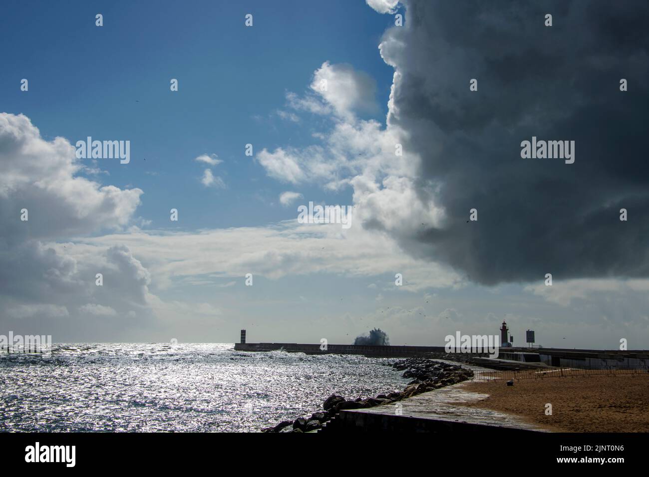 Panoramica di un porto sull'oceano Atlantico con enormi onde Foto Stock