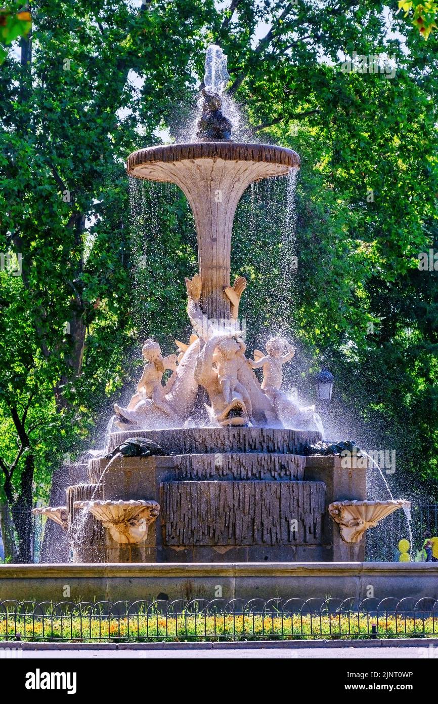 Fontana nel Parco del Buen Retiro (Parque del Buen Retiro). Il famoso parco pubblico è patrimonio dell'umanità dell'UNESCO. Foto Stock