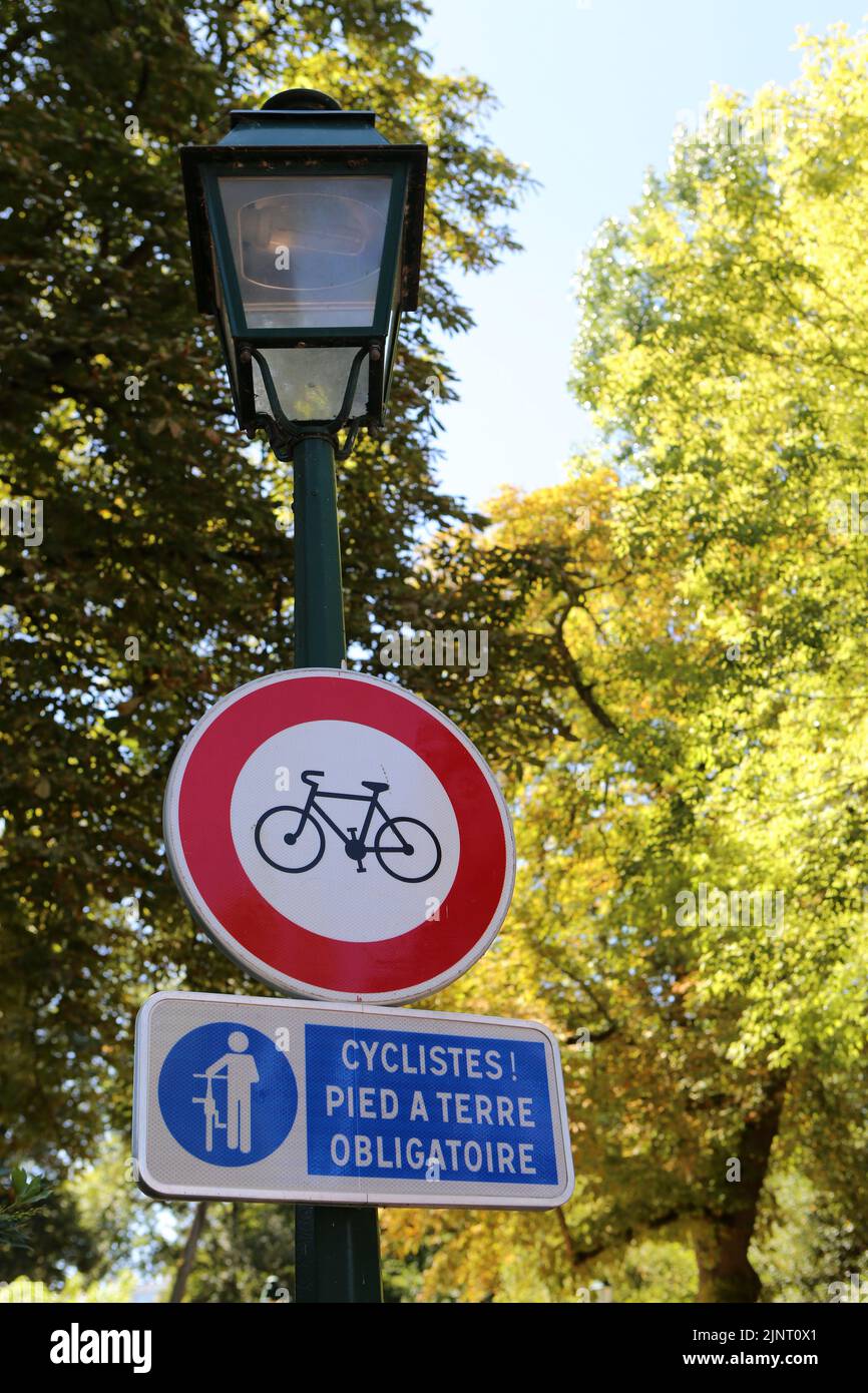 Cyclistes, pied à terre obligatoire. Panneau. Code de la route. Ville d'Avray. Ile-de-France. Francia. Europa. Foto Stock