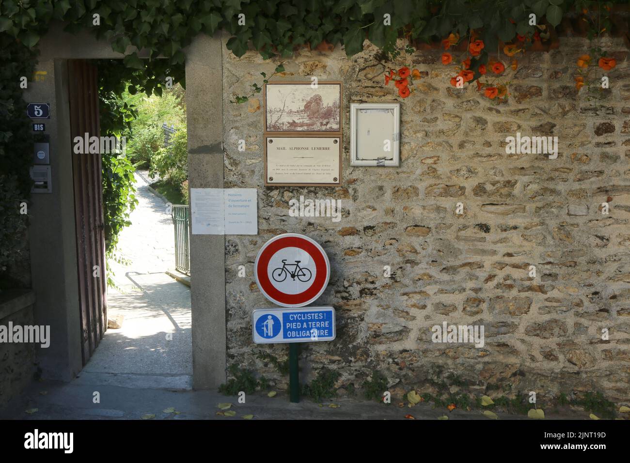 Cyclistes, pied à terre obligatoire. Panneau. Mail Alphonse Lemerre. Code de la route. Ville d'Avray. Ile-de-France. Francia. Europa. Foto Stock