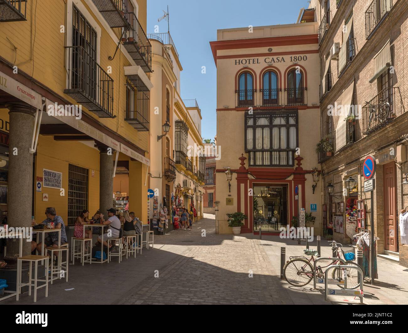 Piccola strada stretta nel centro storico di Siviglia, Spagna Foto Stock