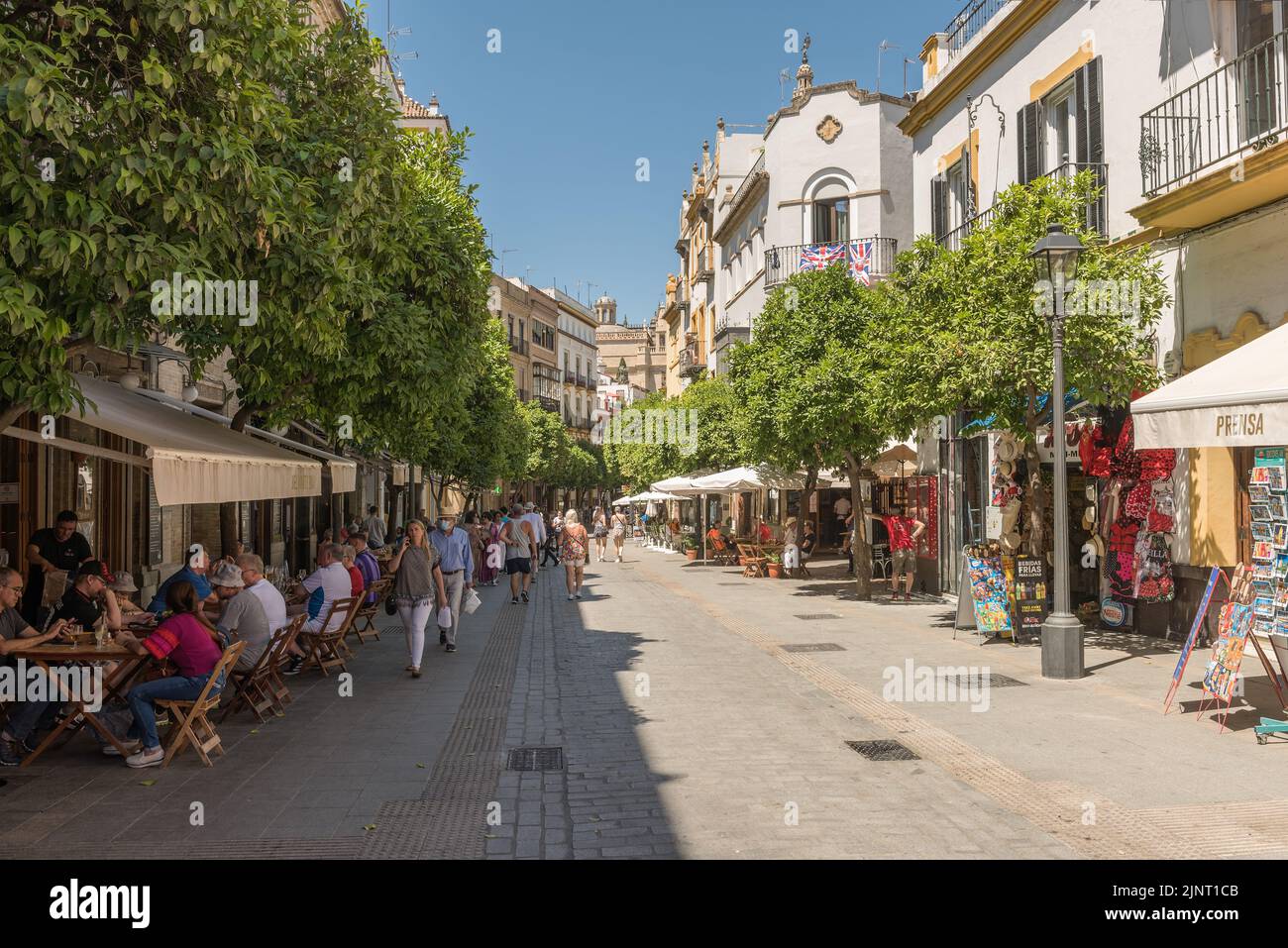 Piccola strada stretta nel centro storico di Siviglia, Spagna Foto Stock