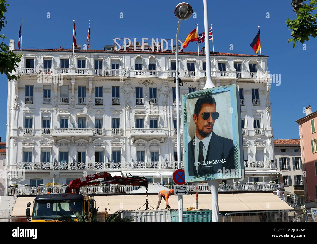 L'Historic Hotel Splendid, Cannes, si scontra con un gigantesco cartellone di David Gandy, che nana i lavoratori edili che si preparano al Film Festival Foto Stock