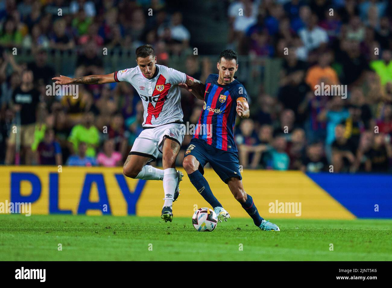 Barcellona, Spagna, 13, agosto, 2022. Spagnolo la Liga: FC Barcelona contro Rayo Vallecano. (5) Sergio Busquets e (08) Oscar Trejo. Credit: JG/Alamy Live News Foto Stock