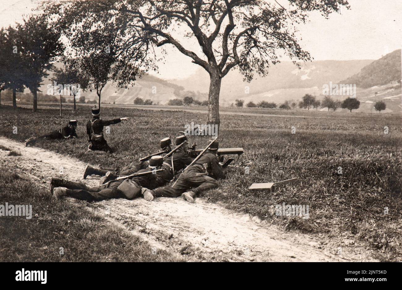 Uno squadrone di artiglieri italiani si allenano da qualche parte nel norhern Italia prima della prima guerra mondiale Foto Stock