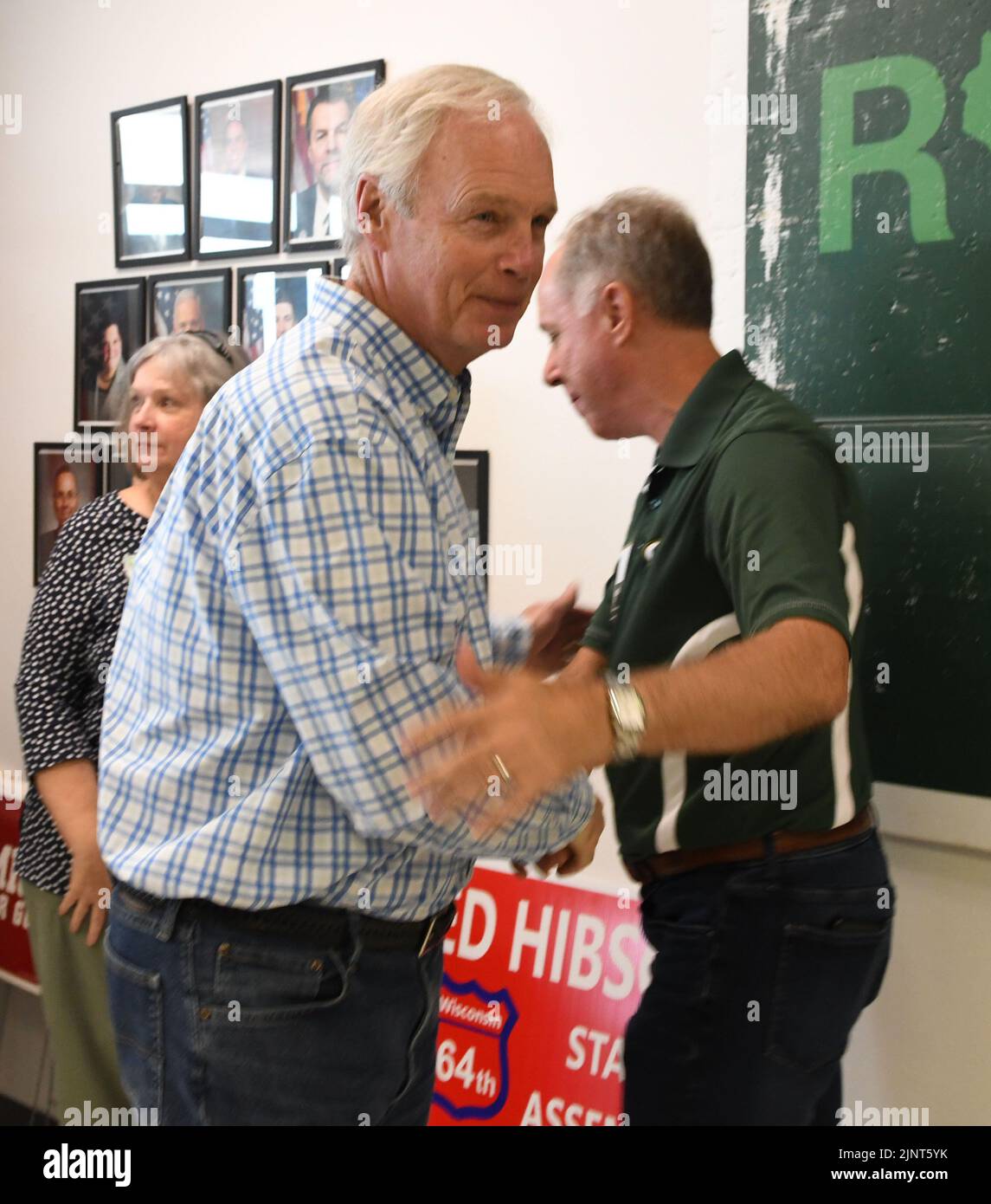 Mount Pleasant, Wisconsin, Stati Uniti. 13th ago, 2022. SEN. WISCONSIN RON JOHNSON (R-WIS) (maglia a quadri) e Wisconsin REP. ROBIN VOS (R-63rd), il relatore della state Assembly in Green Bay Packers camicia, come JOHNSON fa una sosta campagna presso la Racine (Wisconsin) County GOP quartier generale nel villaggio di Mount Pleasant Sabato 13 agosto 2022. VOS è stato nelle notizie perché questa settimana ha licenziato l'ex Corte Suprema del Wisconsin Giustizia Michael Gableman che aveva assunto per indagare le elezioni del 2020. Gableman e Trump hanno appoggiato l'avversario di VOS nelle primarie repubblicane tenute questa settimana, cosa che VOS narra Foto Stock