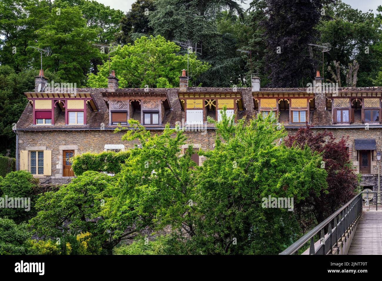 FRESNAY-SUR-SARTHE, FRANCIA - 27th MAGGIO 2022: Casa tessitori con finestre dormitorio in legno a Fresnay sur Sarthe Foto Stock