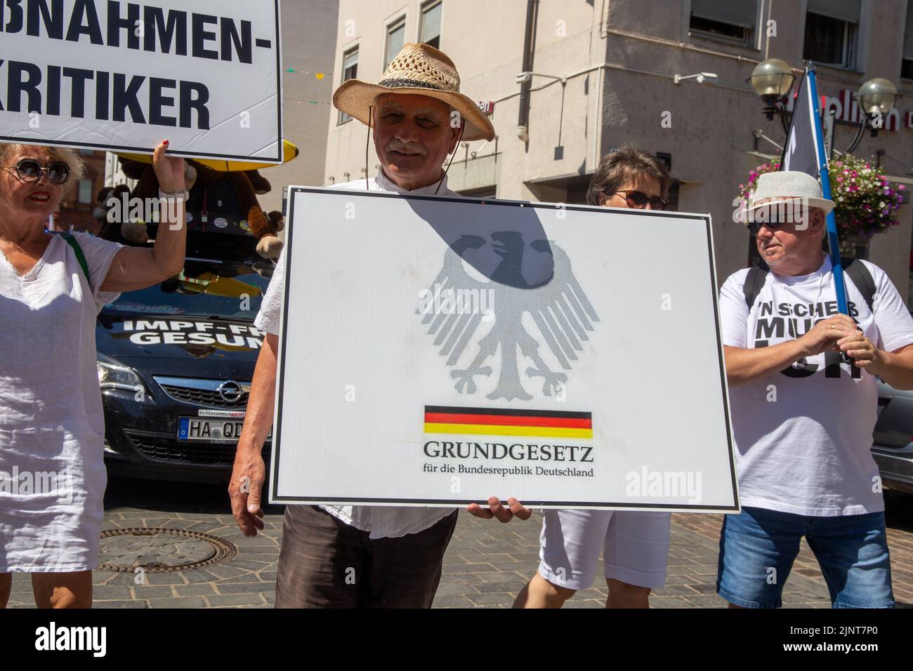 Dimostrazione a Landau, Pfalz: Die dimostrazione richtete sich gegen die geplanten Coronamaßnahmen der Regierung. Ebenfalls gefordert wurden Friedens Foto Stock