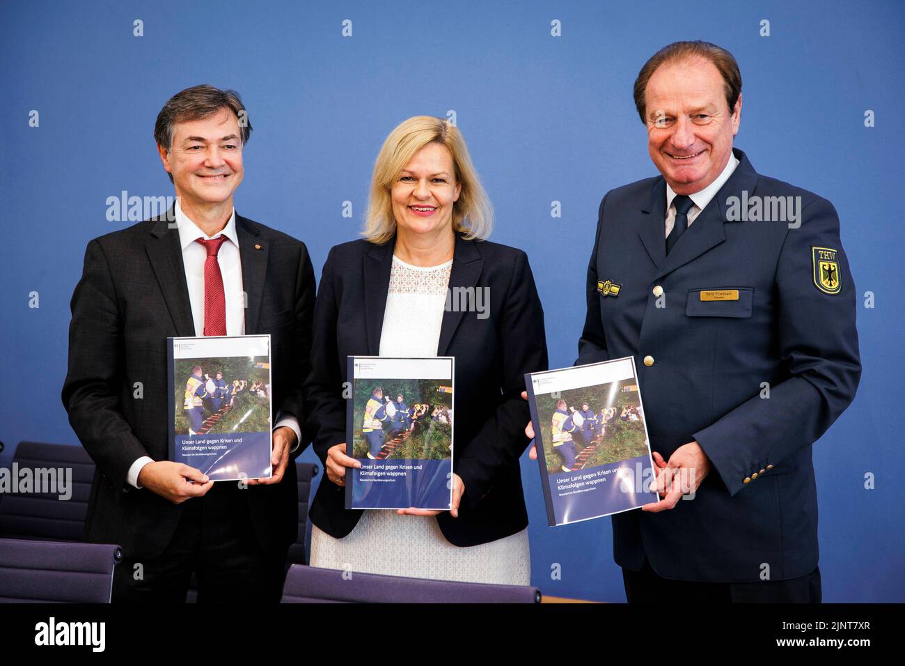 Berlino, Germania. 13th luglio, 2022. LR): Ralph Tiesler, presidente dell'Ufficio federale della protezione civile e dell'assistenza in caso di catastrofi (BBK), Nancy Faeser, ministro federale dell'interno e della patria, E Gerd Friedsam, presidente dell'Agenzia federale per il soccorso tecnico (THW), ha partecipato a una conferenza stampa sul tema della protezione civile - anniversario del disastro alluvione alla conferenza stampa federale di Berlino, 13 luglio 2022. Credit: dpa/Alamy Live News Foto Stock