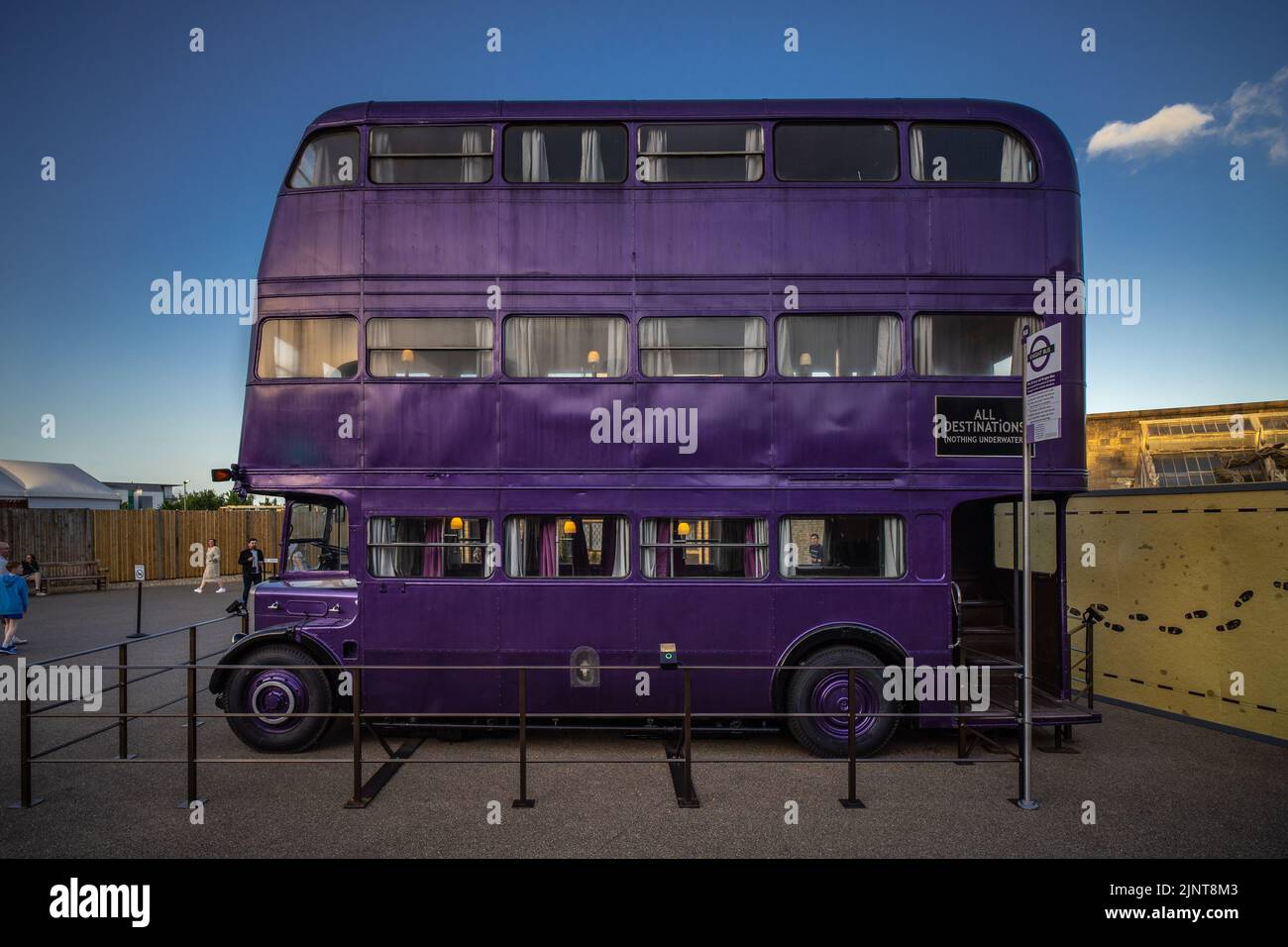 Londra, Regno Unito - 10 Giugno 2022: Knight Bus del prigioniero di Azkaban, autobus a tre piani viola al Warner Bros Studio, Londra Foto Stock