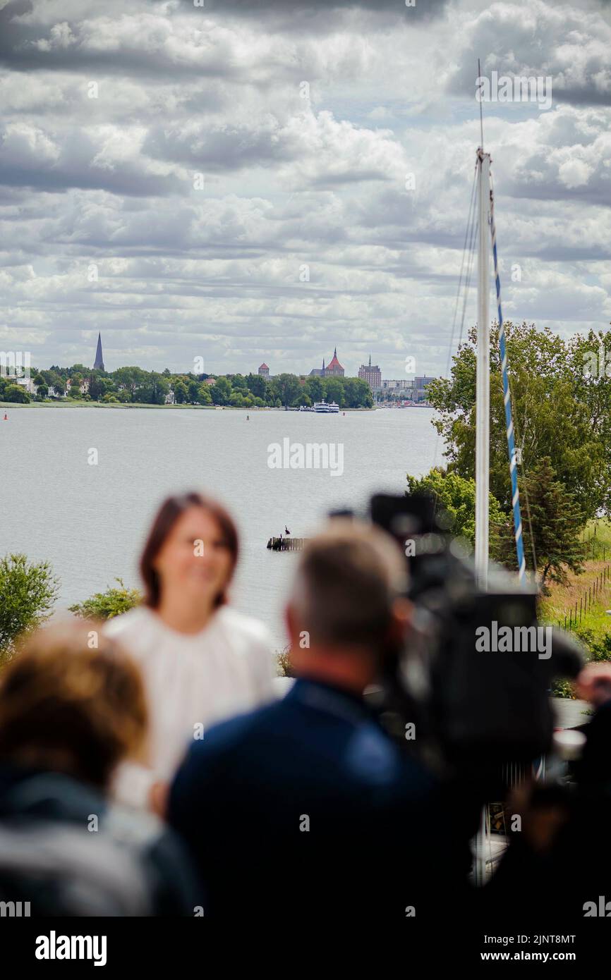 Rostock, Germania. 14th luglio, 2022. Germania viaggio del Ministro degli esteri federale nel quadro della strategia di sicurezza nazionale. Annalena Baerbock (Alliance 90/The Greens), ministro federale degli esteri, visita il Fraunhofer Institute for Graphic Data Processing nel campus Ocean Technology di Rostock. Qui preso come parte ad una dichiarazione di stampa con un'opinione di Rostock. Rostock, 14 luglio 2022 Credit: dpa/Alamy Live News Foto Stock