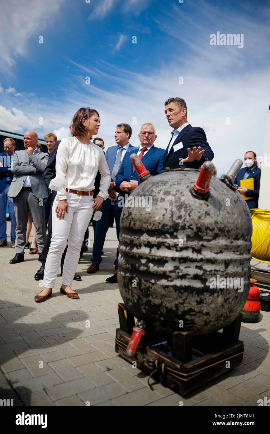 Rostock, Germania. 14th luglio, 2022. Germania viaggio del Ministro degli esteri federale nel quadro della strategia di sicurezza nazionale. Annalena Baerbock (Alliance 90/The Greens), ministro federale degli esteri, visita il Fraunhofer Institute for Graphic Data Processing nel campus di Ocean Technology Rostock e ispeziona una vecchia miniera di mare. Questi widget da combattimento vengono recuperati dal Mar Baltico dall'operazione DI immersione e salvataggio DEL BALTICO a Rostock utilizzando la moderna tecnologia di immersione e salvataggio. Rostock, 14 luglio 2022 Credit: dpa/Alamy Live News Foto Stock