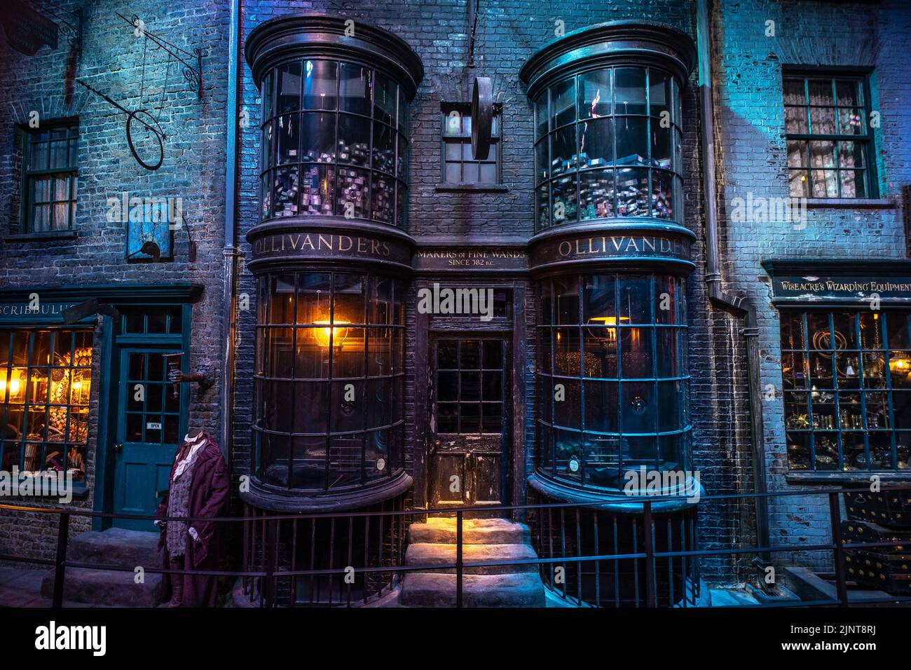 Londra, Regno Unito - 10 giugno 2022: L'esterno del negozio di bendini Ollivander's Wand Shop ot Diagon Alley, Warner Bros - Harry Potter Studio, Londra Foto Stock