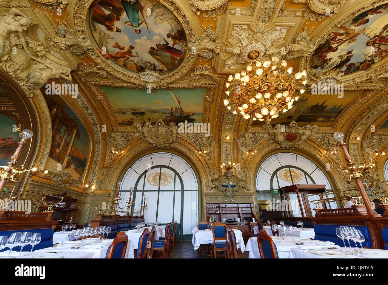 PARIGI, FRANCIA - 12 agosto 2022: Le Train Bleu è un famoso ristorante situato nella sala della stazione ferroviaria Gare de Lyon a Parigi. Ogni di Foto Stock