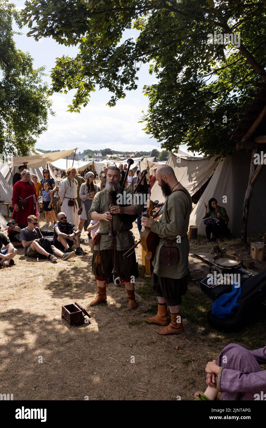 WOLIN, POLONIA - 6 AGOSTO 2022: XXVII Festival degli Slavi e dei Vichinghi, artisti che suonano strumenti medievali Foto Stock