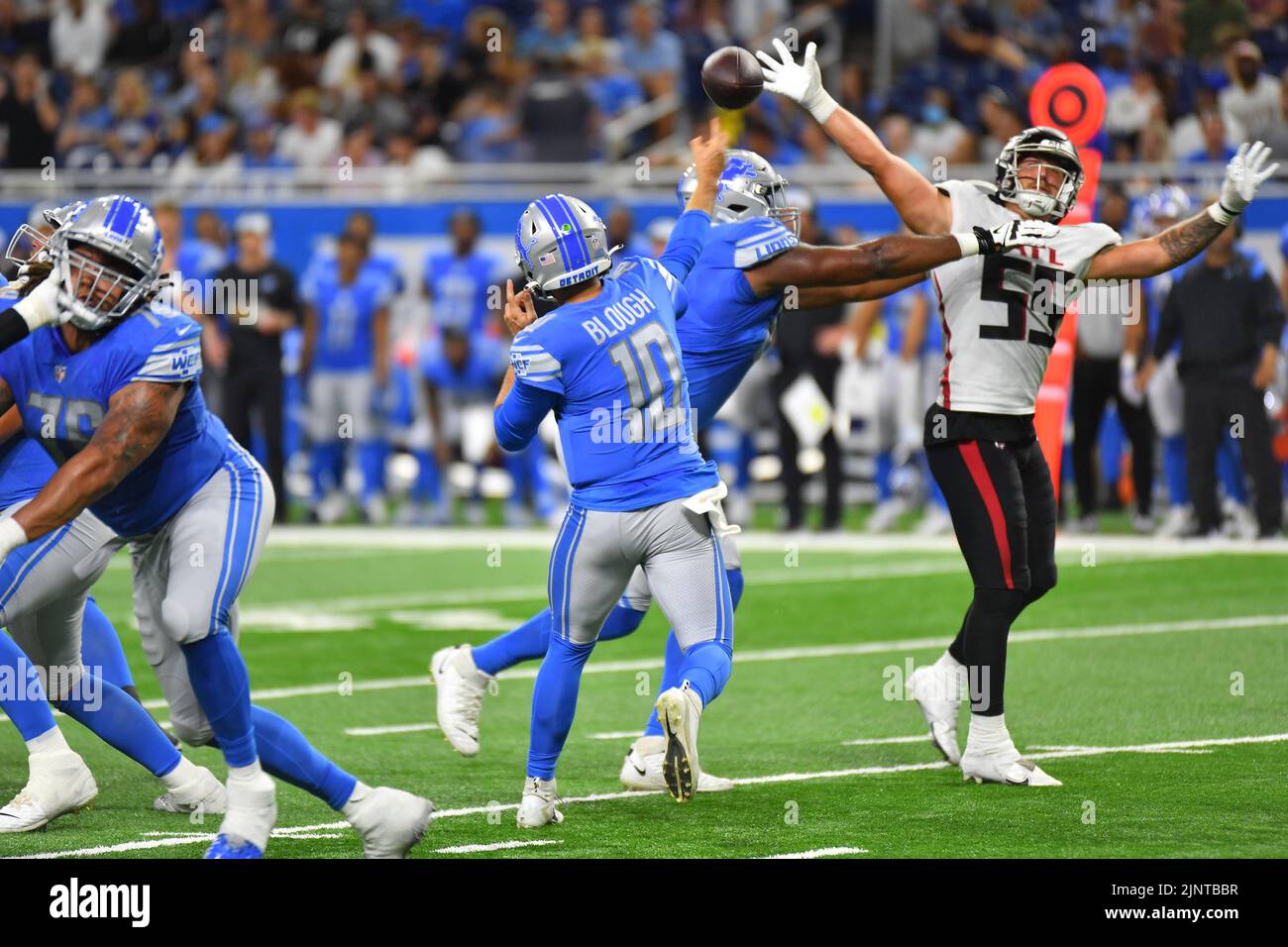 DETROIT, MI - 12 AGOSTO: Detroit Lions QB David Blough (10) passa mentre Atlanta Falcons LB Nathan Landman (55) cerca di bloccarlo durante la corsa durante la partita della mostra tra Atlanta Falcons e Detroit Lions il 12 agosto 2022 al Ford Field di Detroit, MI (Foto di Allan Dranberg/CSM) Foto Stock