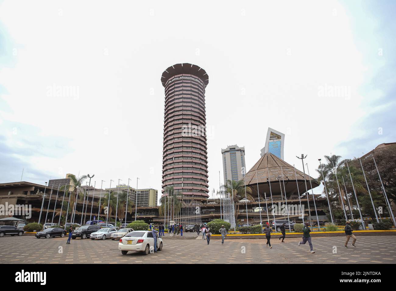 Nairobi, Kenya. 13th ago, 2022. Il Kenyatta International Convention Centre (KICC) a Nairobi. L'alleanza Azimio la Umoja-One Kenya ha convocato una Conferenza inaugurale per tutti i leader eletti del partito di coalizione sabato 13th 2022 agosto presso il Centro Internazionale Congressi Kenyatta (Credit Image: © Boniface Muthoni/SOPA Images via ZUMA Press Wire) Foto Stock