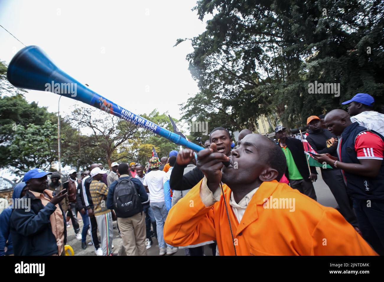 Nairobi, Kenya. 13th ago, 2022. Un sostenitore keniota dell'Azimio la Umoja-One Kenya soffia una vuvuzela (corno) fuori dal Kenyatta International Convention Centre (KICC), durante l'evento. L'alleanza Azimio la Umoja-One Kenya ha convocato una Conferenza inaugurale per tutti i leader eletti del partito di coalizione sabato 13th 2022 agosto presso il Centro Internazionale Congressi Kenyatta (Credit Image: © Boniface Muthoni/SOPA Images via ZUMA Press Wire) Foto Stock