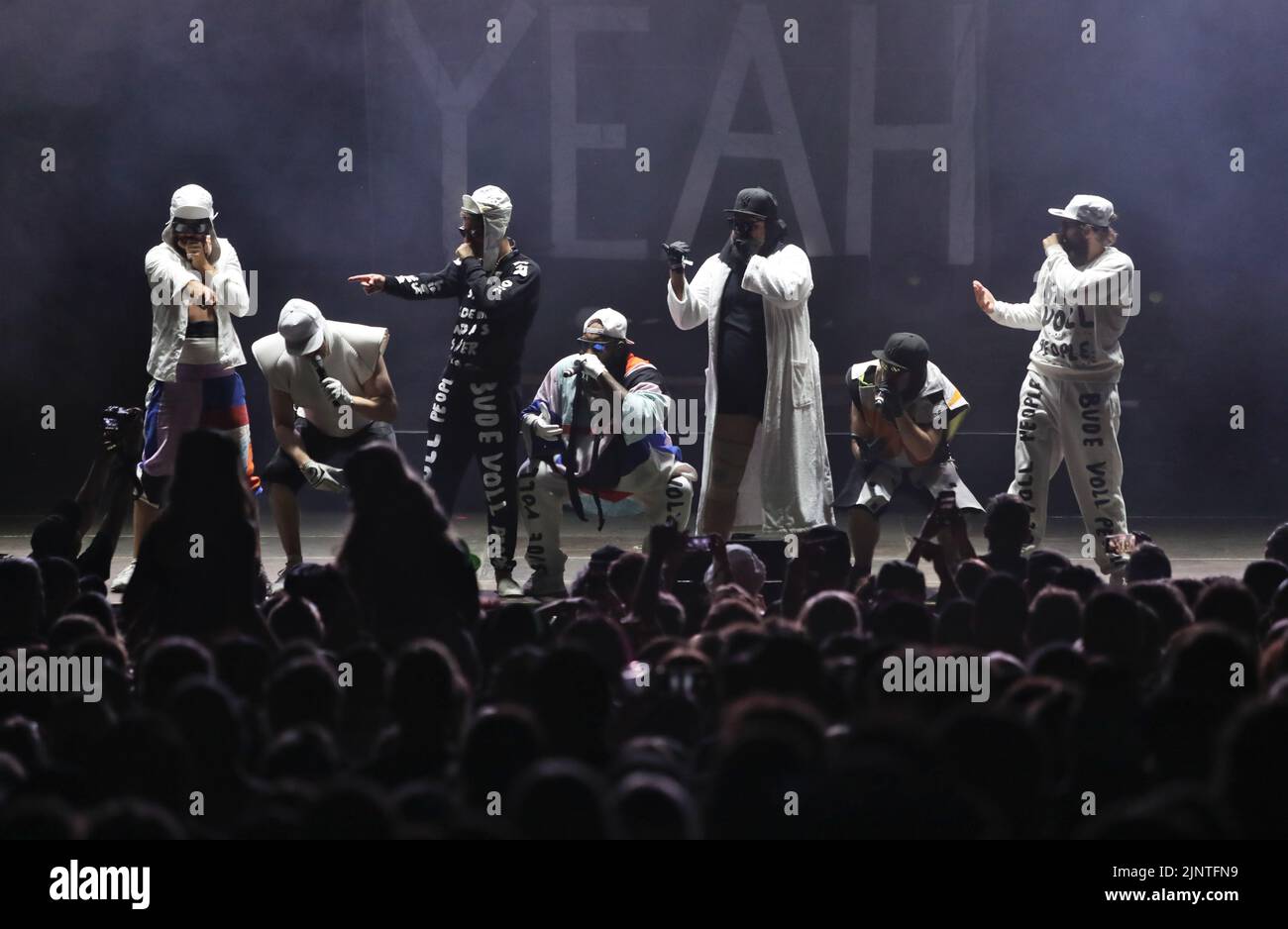 Jamel, Germania. 13th ago, 2022. La band 'Deichkind' suona al festival della democrazia 'Jamel rockt den Förster'. Il festival è un'azione di protesta contro la forte scena neo-nazista del luogo. In occasione del 15th° anniversario, 3500 persone festeggiano sul prato. Credit: Danny Gohlke/dpa/Alamy Live News Foto Stock