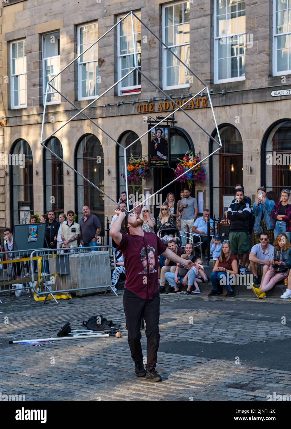 Edimburgo, Scozia, Regno Unito, 13th agosto 2022. Intrattenimento Edinburgh Fringe: Un artista di strada intrattiene la folla con un atto di equilibrio Foto Stock