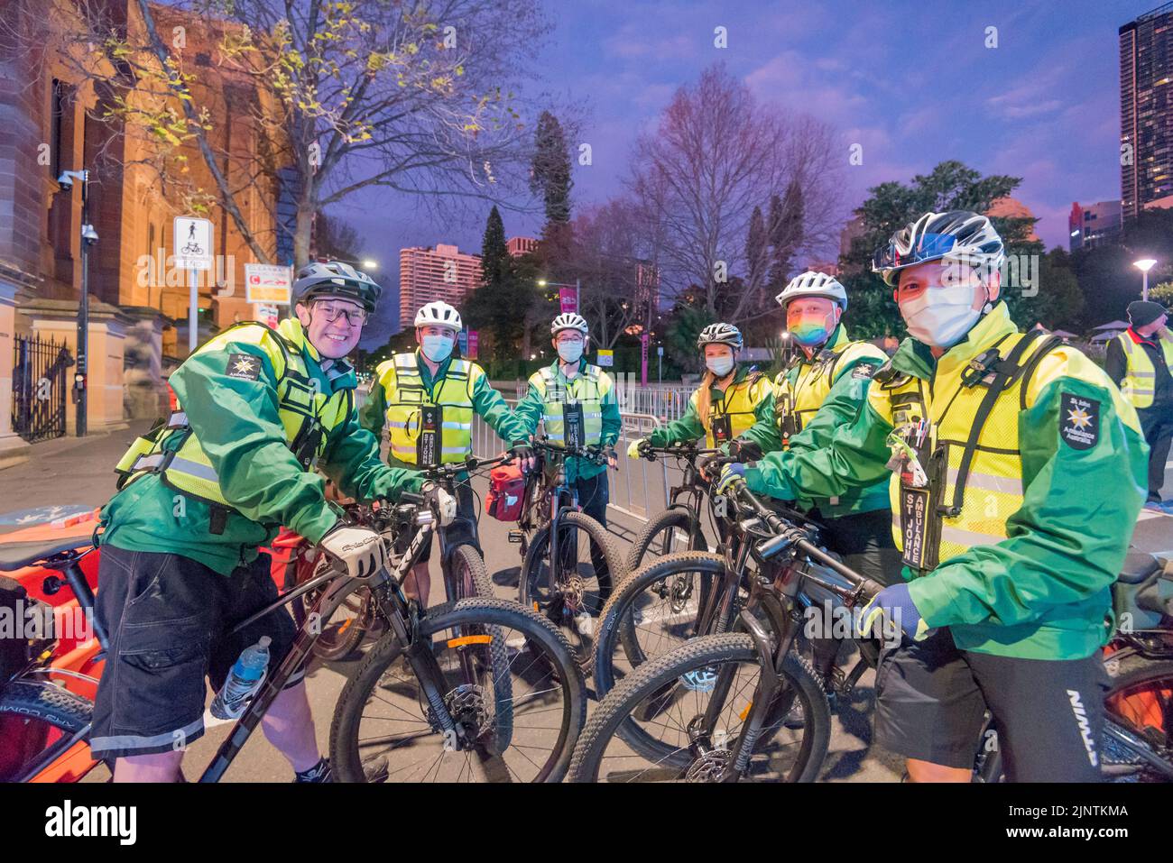 Sydney, Australia, 14 agosto 2022: Oltre 60.000 persone partecipano alla gara 50th City2Surf di Sydney, la prima dal 2019 dopo le cancellazioni nel 2020 e nel 2021 a causa delle restrizioni del Covid-19. Sullo sfondo di ogni gara ci sono volontari che aiutano l'evento a correre senza intoppi. Nella foto sono raffigurati i ciclisti, membri di St John Ambulance Australia che assisteranno i corridori feriti durante la gara. Credit: Stephen Dwyer / Alamy Live News Foto Stock