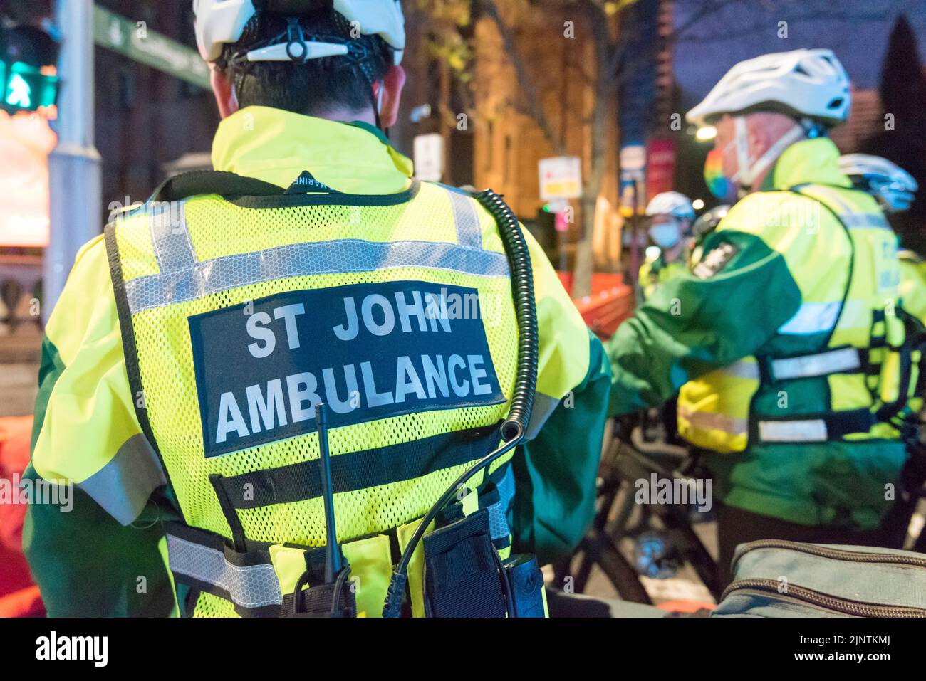 Sydney, Australia, 14 agosto 2022: Oltre 60.000 persone partecipano alla gara 50th City2Surf di Sydney, la prima dal 2019 dopo le cancellazioni nel 2020 e nel 2021 a causa delle restrizioni del Covid-19. Sullo sfondo di ogni gara ci sono volontari che aiutano l'evento a correre senza intoppi. Nella foto sono raffigurati i ciclisti, membri di St John Ambulance Australia che assisteranno i corridori feriti durante la gara. Credit: Stephen Dwyer / Alamy Live News Foto Stock