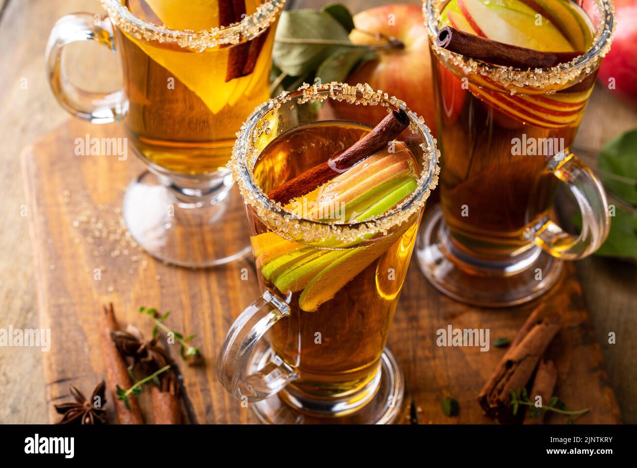 Sidro di mele caldo toddy, caldo cocktail autunnale o idea mocktail Foto Stock