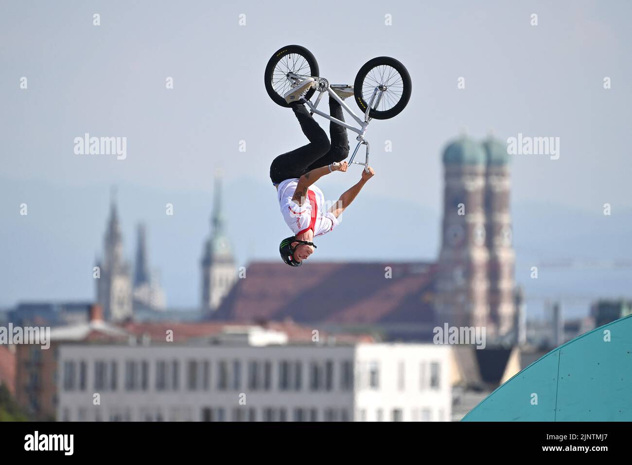 Caratteristica, motivo di bordo: Maksymilian KOWALCZYK (POL), azione acrobatica di fronte allo skyline della città di Monaco con Frauenkirche, torri Liebfrauendom. Ciclismo BMX Freestyle Men, ciclisti nel Parco Olimpico. Campionati europei 2022 a Monaco il 11 agosto 2022 ?SVEN SIMON Fotoagentur GmbH & Co. Pressefoto KG # Prinzess-Luise-Str. 41 # 45479 M uelheim/R uhr # Tel.. 0208/9413250 # Fax. 0208/9413260 # Banca GLS # BLZ 430 609 67 # conto 4030 025 100 # IBAFeatureN DE75 4306 0967 4030 0251 00 # BIC GENODEM1GLS # www.svensimon.net. Foto Stock