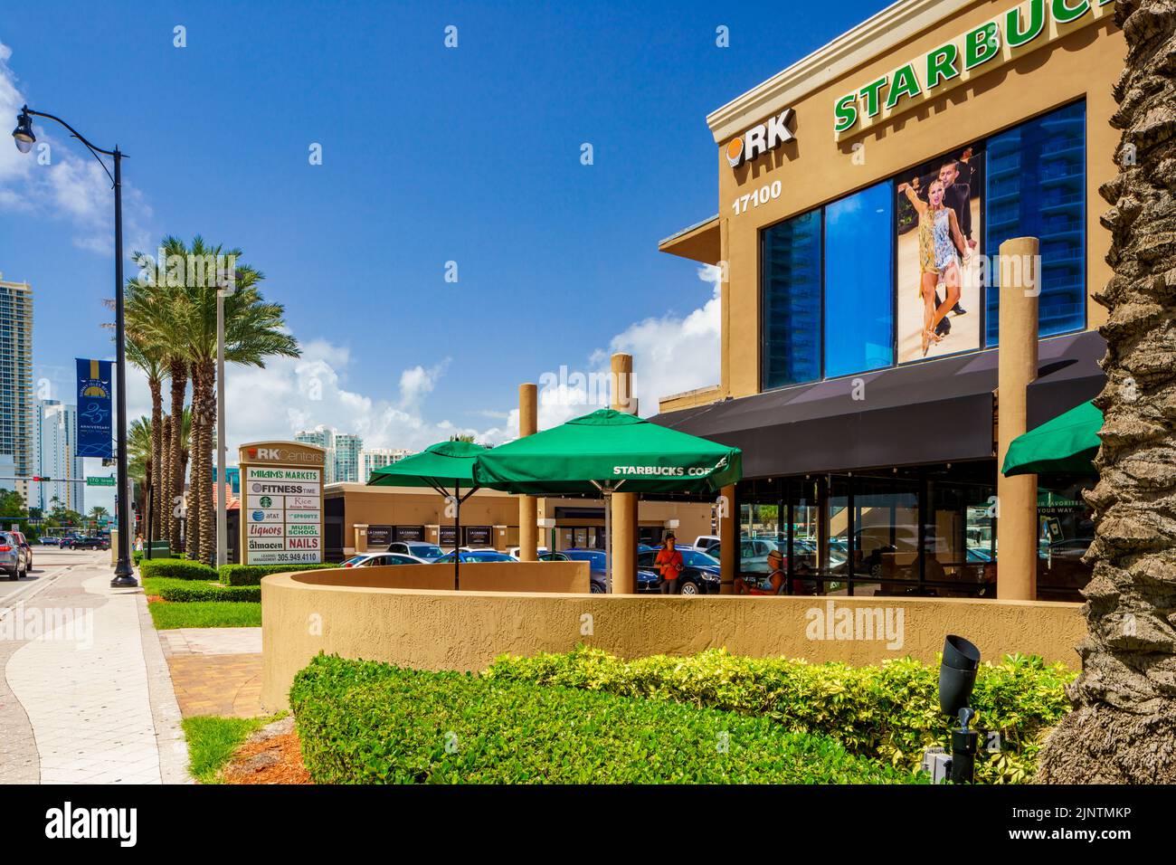 Sunny Isles Beach, Florida, USA - 1 agosto 2022: Foto di Starbucks Sunny Isles RK Plaza Foto Stock