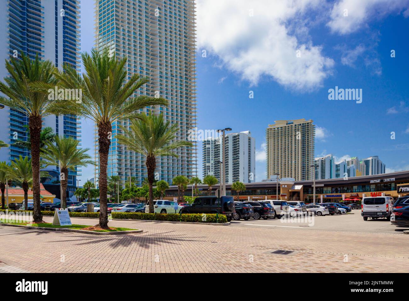 Sunny Isles Beach, Florida, USA - 1 agosto 2022: RK Center Sunny Isles vicino a alti edifici sulla spiaggia Foto Stock