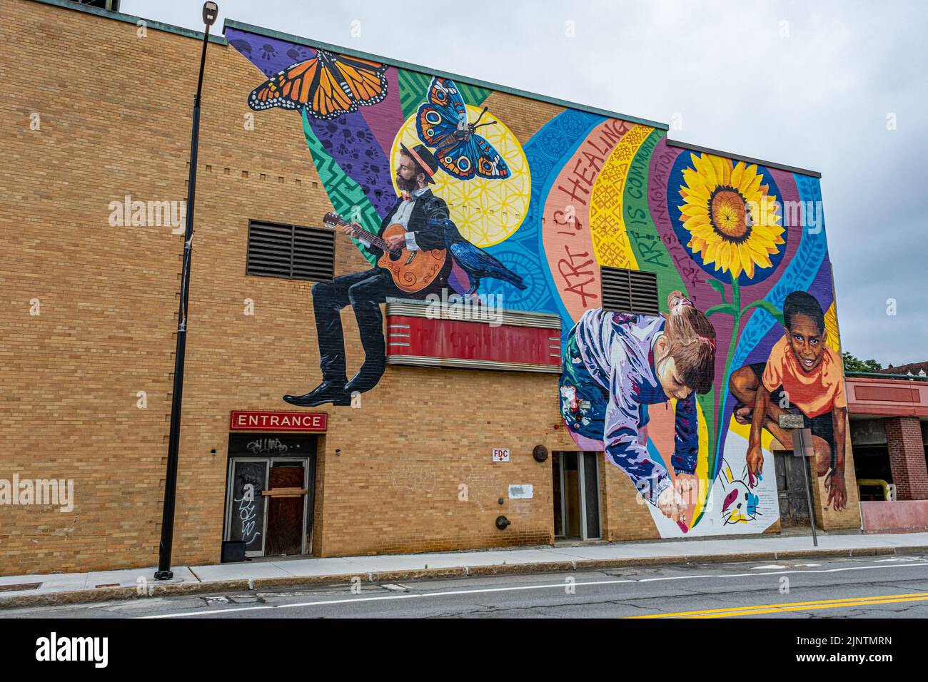 Edifici nel centro di Fitchburg, Massachusetts, con un murale dipinto su di essi Foto Stock