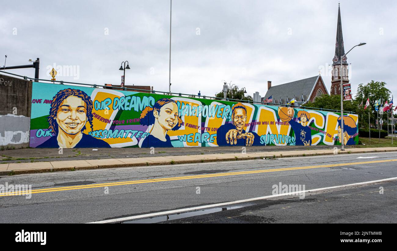 Edifici nel centro di Fitchburg, Massachusetts - murales di strada lungo Boulder Street Foto Stock