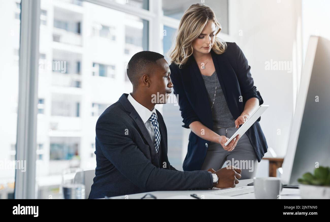 La collaborazione in ufficio può essere vantaggiosa per la loro azienda. Due uomini d'affari lavorano insieme. Foto Stock