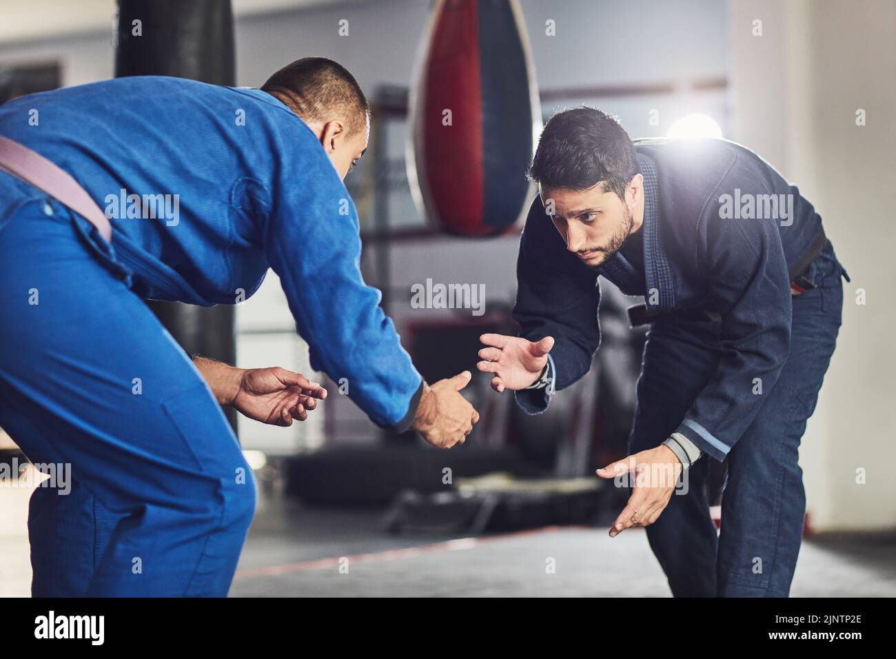 Inizia come vuoi finire. Due combattenti professionisti sparano in palestra. Foto Stock