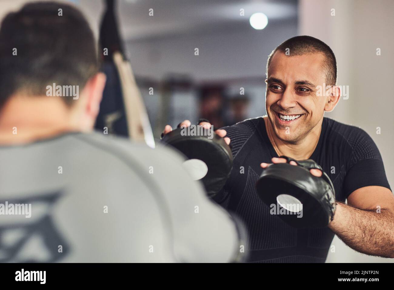 Sessione di allenamento: Due combattenti professionisti sparano in palestra. Foto Stock