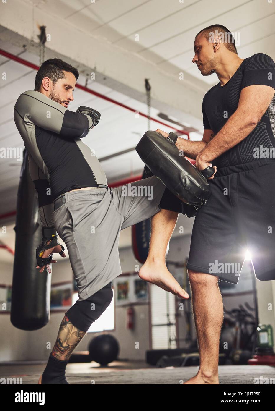 Il ginocchio può essere un'arma potente. Due combattenti professionisti sparano in palestra. Foto Stock