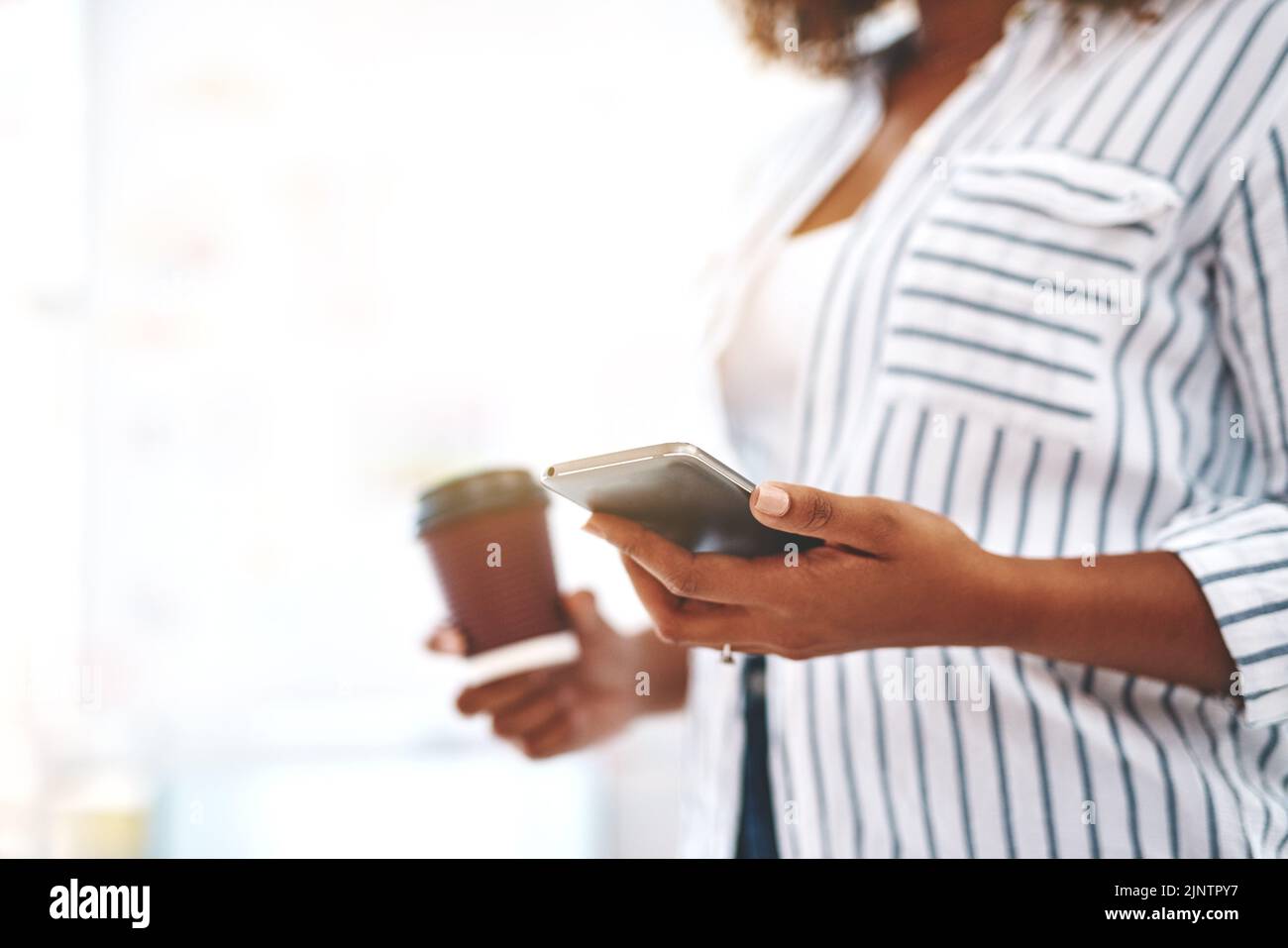 Controllo creativo dei social media al telefono, invio di messaggi di testo o pianificazione del programma mentre si tiene il caffè da asporto. Mani di primo piano di agente di marketing o donna Foto Stock