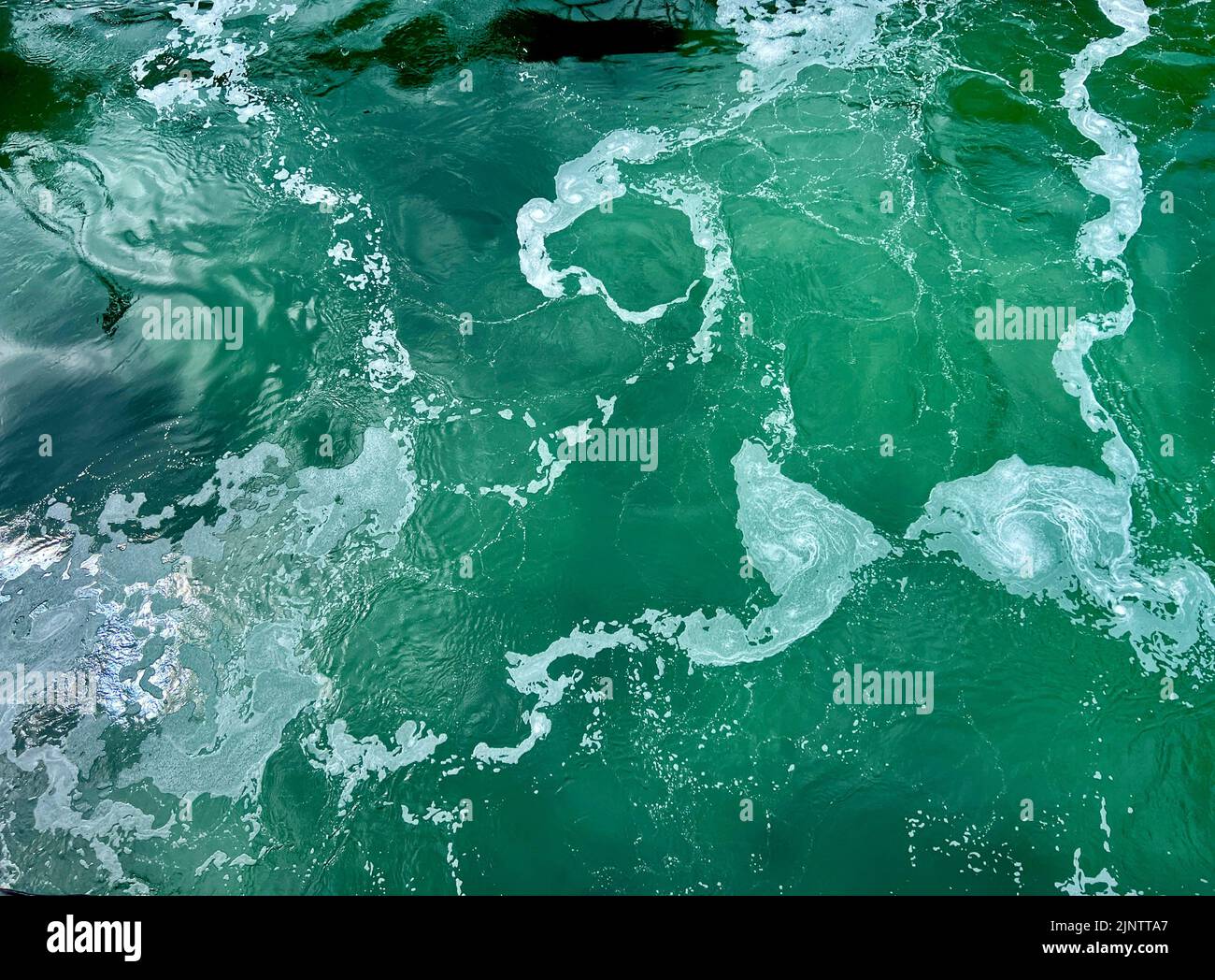 Emerald Water Seetes sfondo molto bello per qualsiasi testo per qualsiasi video per la pubblicità e l'annuncio tassi un oceano seething piccole strisce di schiuma bianca su di esso profondo e verde Canada Foto Stock