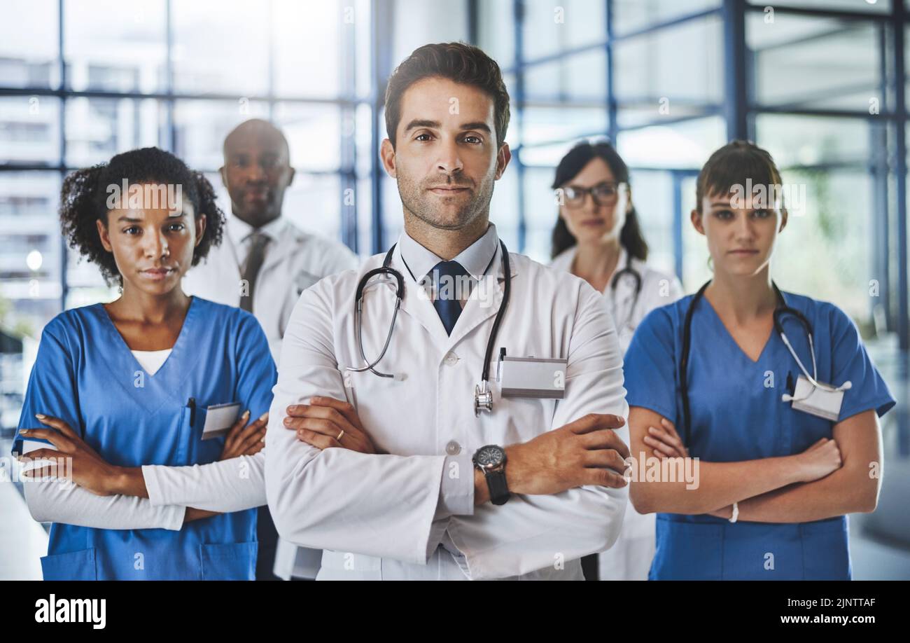 Il miglior team medico che ti offre le migliori cure mediche. Ritratto di un team di medici diversi in piedi insieme in un ospedale. Foto Stock
