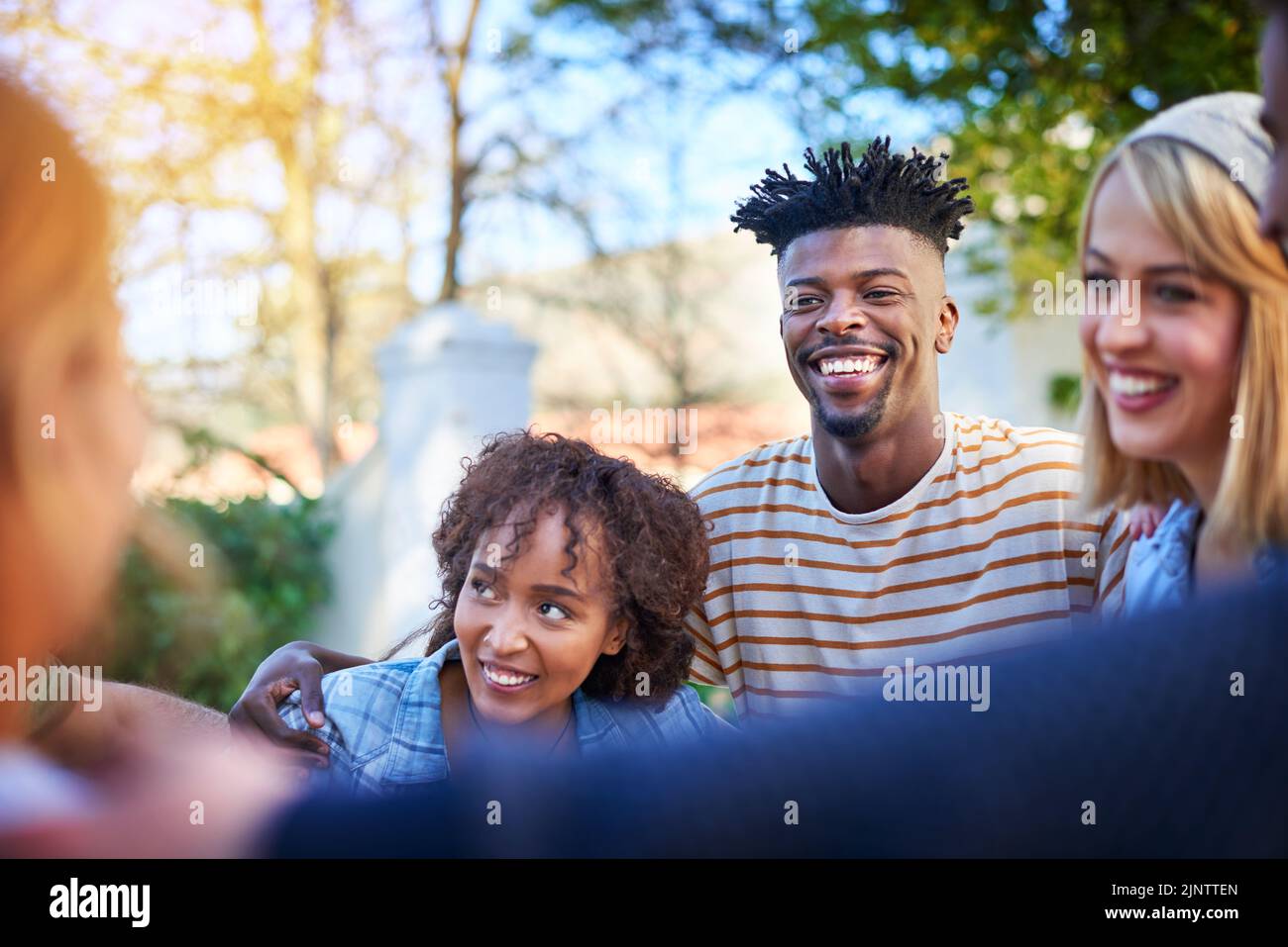 Abbiamo ottenuto questo, il nostro successo accademico è un gruppo di studenti che si riuniscono fuori dal campus. Foto Stock